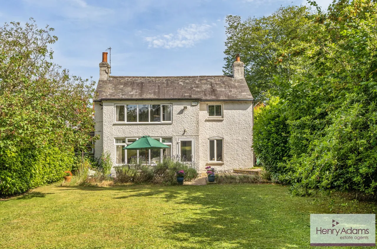 4 bed property for sale, St. Marys Road, Liss, GU33