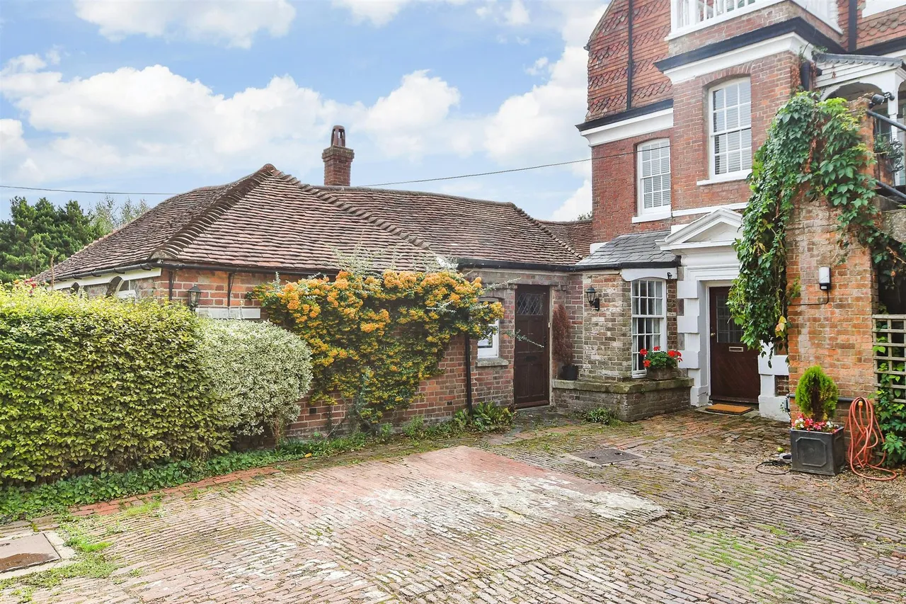 4 bed house for sale, Hurstwood Road, High Hurstwood, TN22