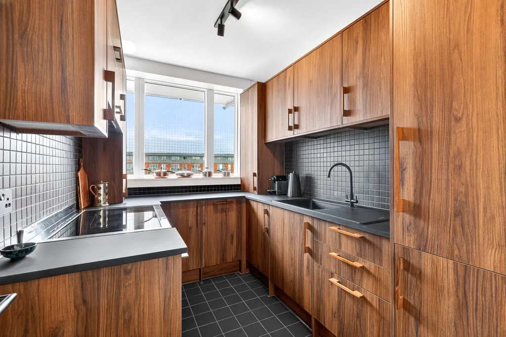 2 bed flat for sale — Wellington Close, Walton-On-Thames KT12 1BG