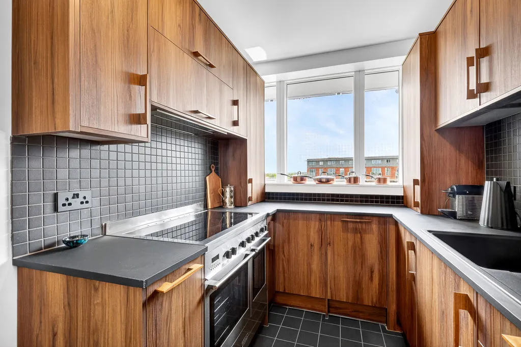 Wellington Close, Walton-On-Thames KT12 1BG, photo 7