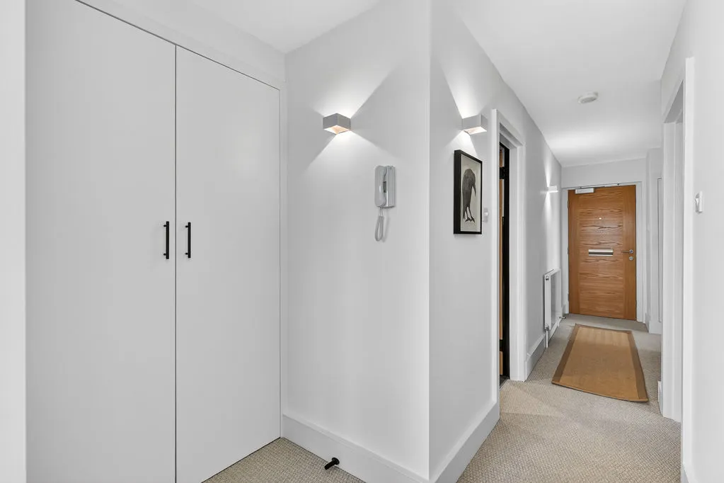 Wellington Close, Walton-On-Thames KT12 1BG, photo 13