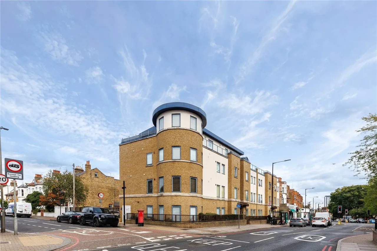 2 bed flat for sale, Upper Richmond Road, London, SW15