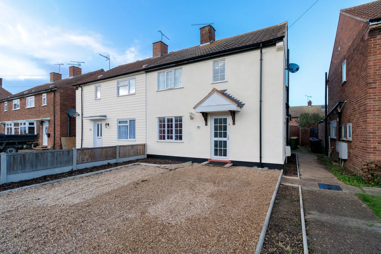 3 bed house to rent — Rochford Garden Way, Rochford