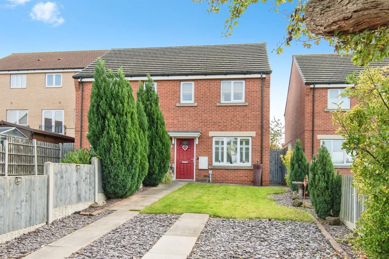 2 bed house for sale — Chiltern Avenue, Castleford