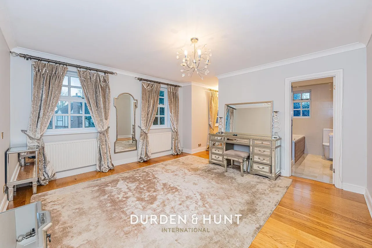 Gainsborough Place, Chigwell, IG7, photo 23