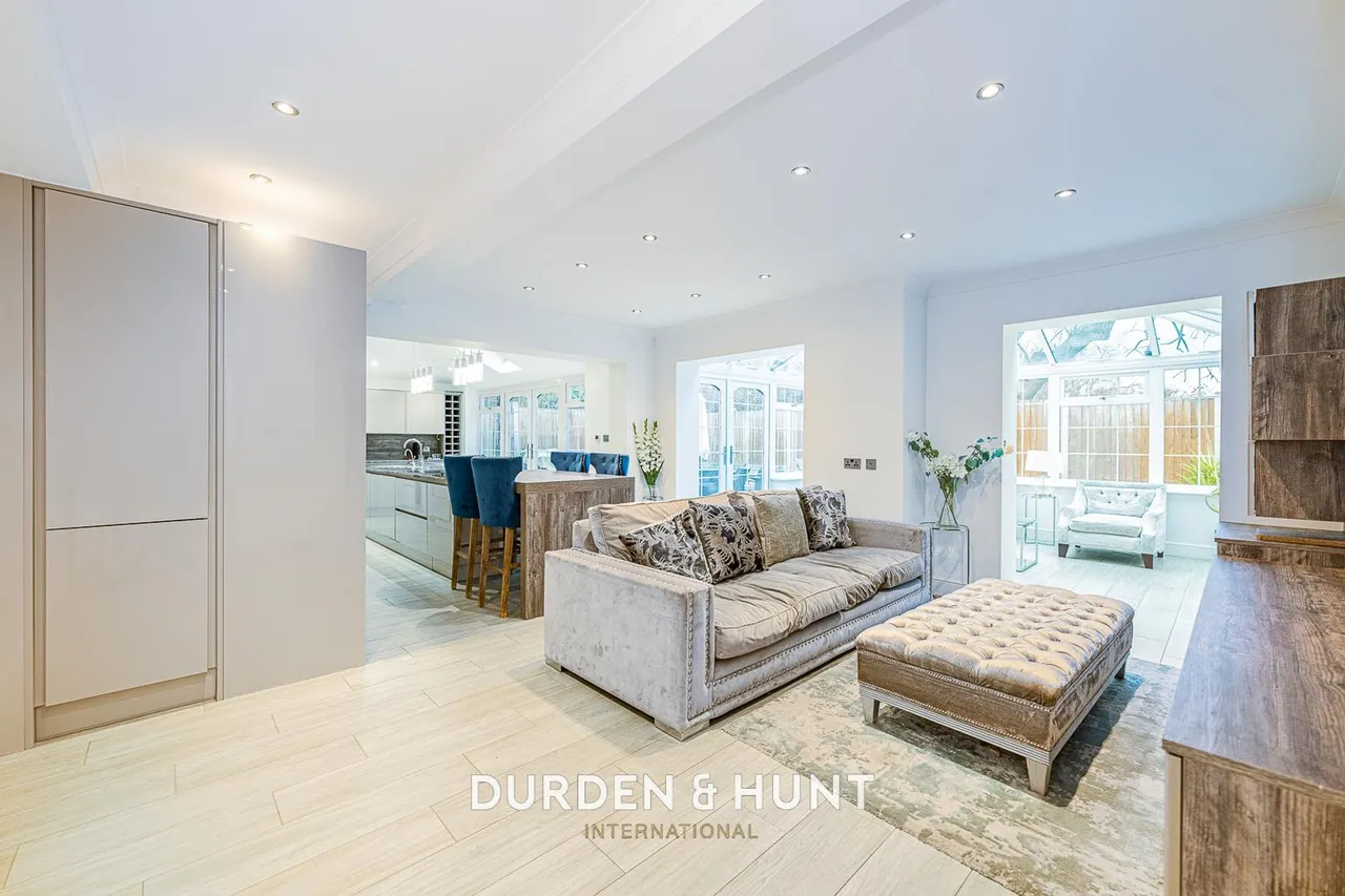 Gainsborough Place, Chigwell, IG7, photo 2