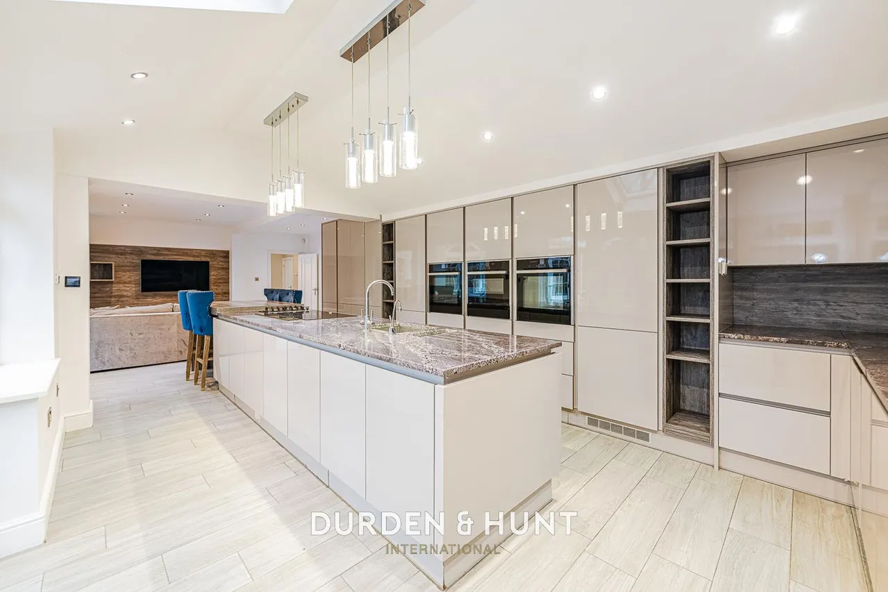 Gainsborough Place, Chigwell, IG7, photo 6