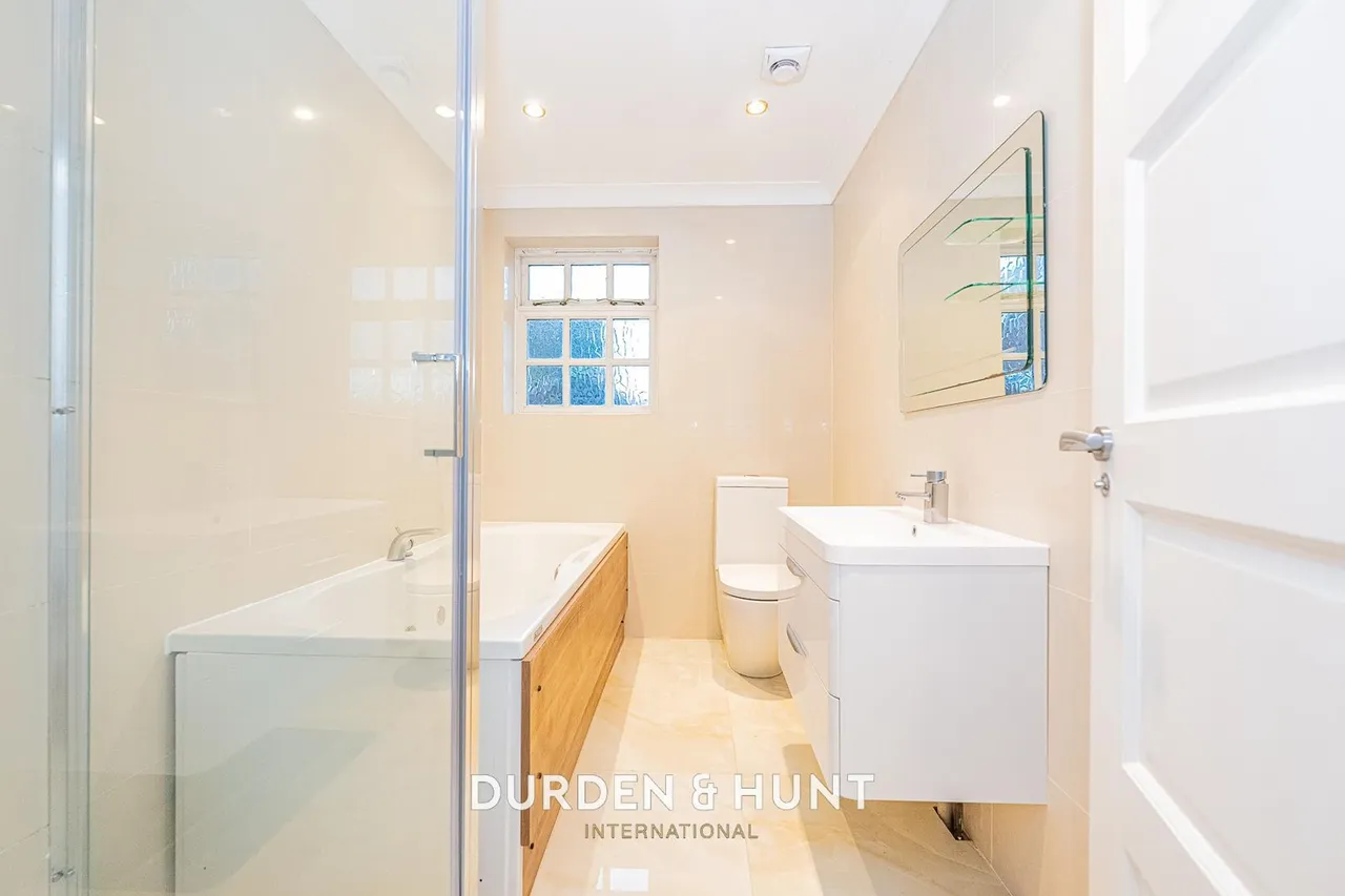 Gainsborough Place, Chigwell, IG7, photo 26
