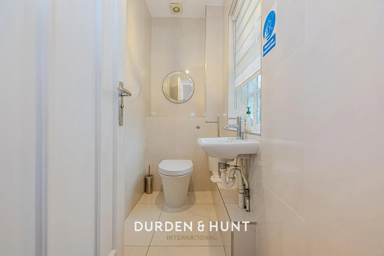 Gainsborough Place, Chigwell, IG7, photo 18
