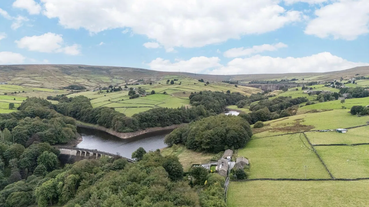 Swift Place, Ripponden, HX6, photo 50