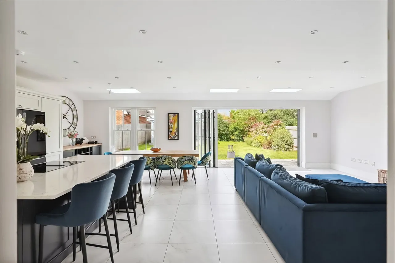 Warwick Close, Hampton, TW12 2TY, photo 2