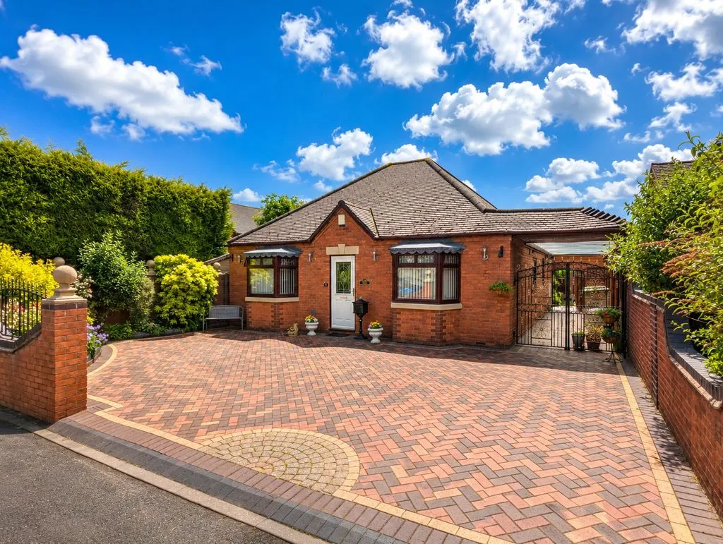 2 bed house for sale, Mere Croft, Norton Canes, WS11