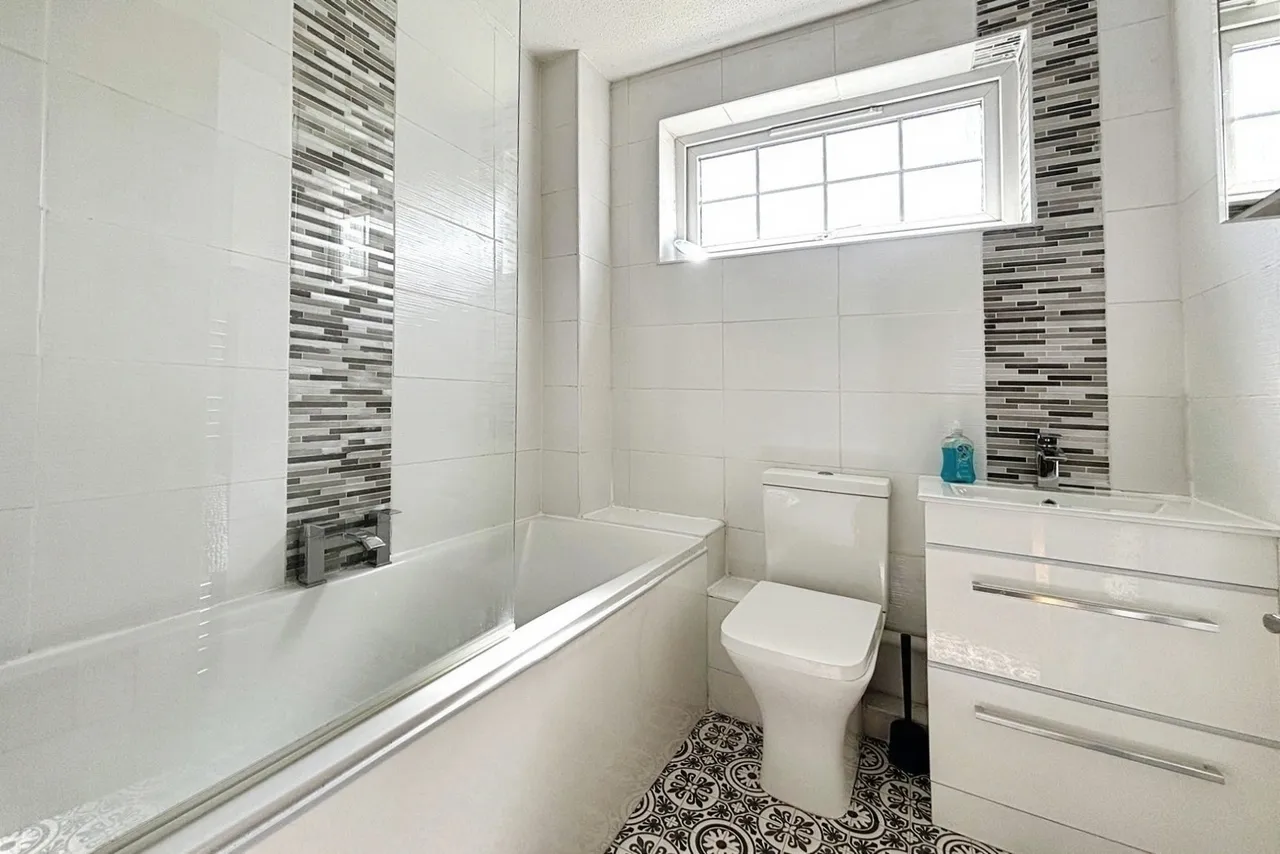 Bramshott Drive, Hook, Hampshire, RG27 9EY, photo 8