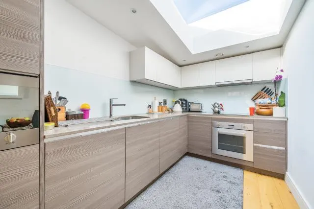 Silverworks Close, London, NW9, photo 2