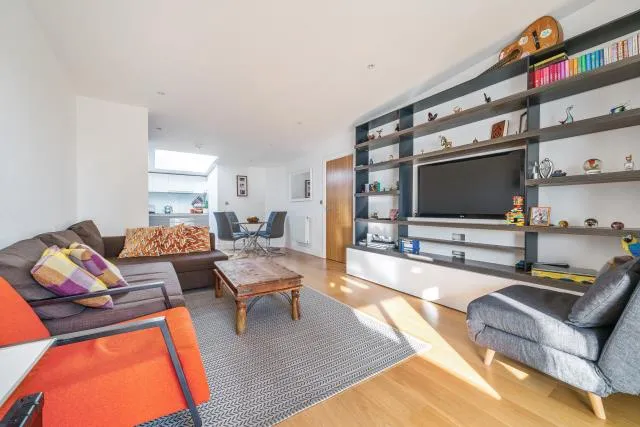 Silverworks Close, London, NW9, photo 4