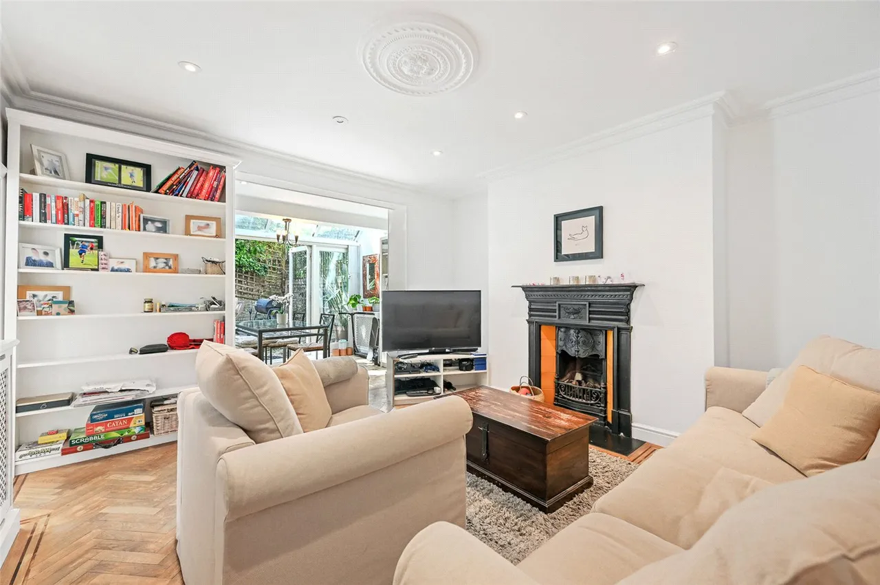 2 bed flat for sale, Devonport Road, London, W12