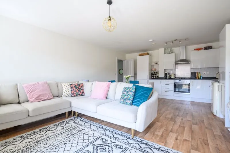 Alderson Grove Hersham, Walton-On-Thames KT12 5EG, photo 6