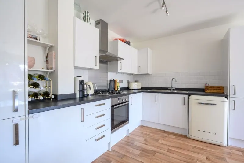 Alderson Grove Hersham, Walton-On-Thames KT12 5EG, photo 4