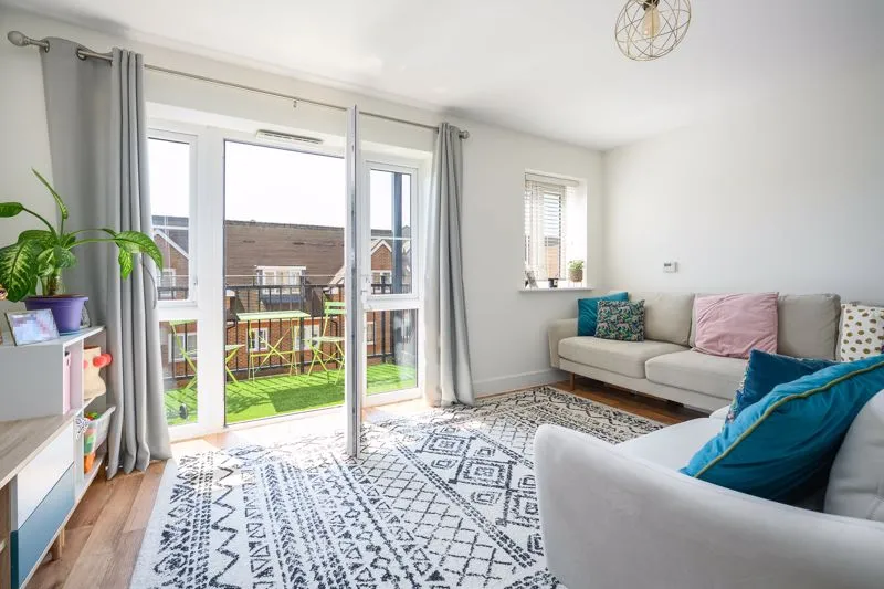 Alderson Grove Hersham, Walton-On-Thames KT12 5EG, photo 3