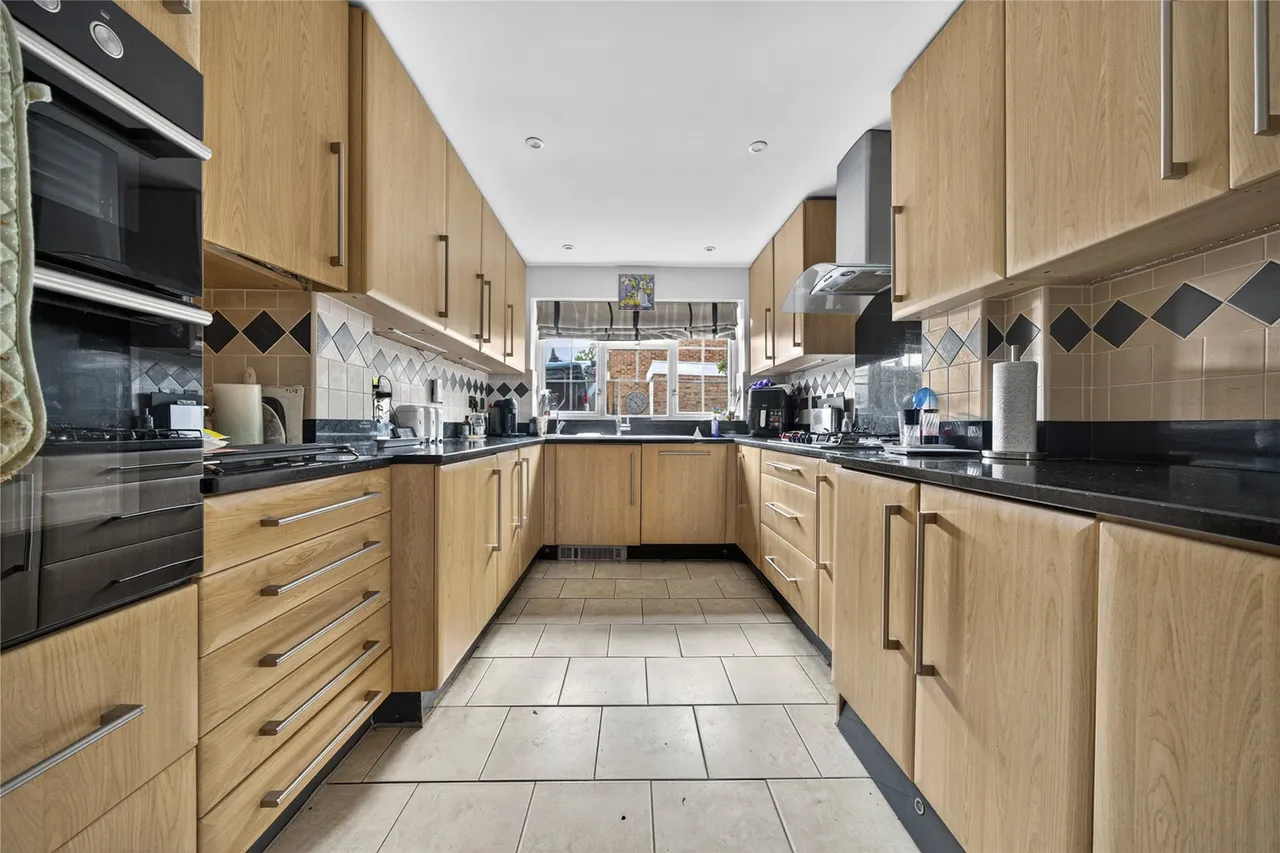 Orchard Close, West End, GU24, photo 2
