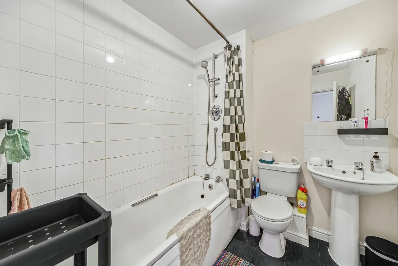 St Michaels Road, Ashford, TW15, photo 13