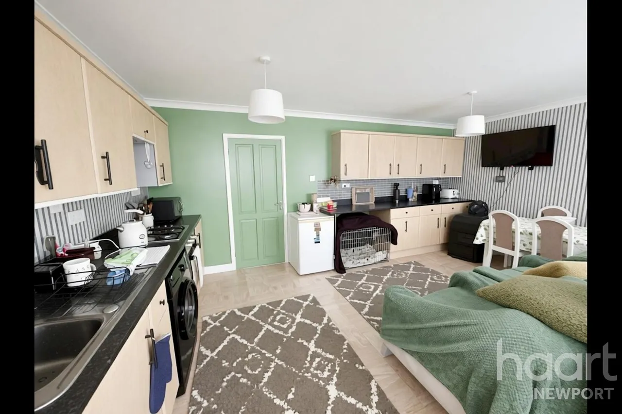 Oak Road, Newport, NP10, photo 5