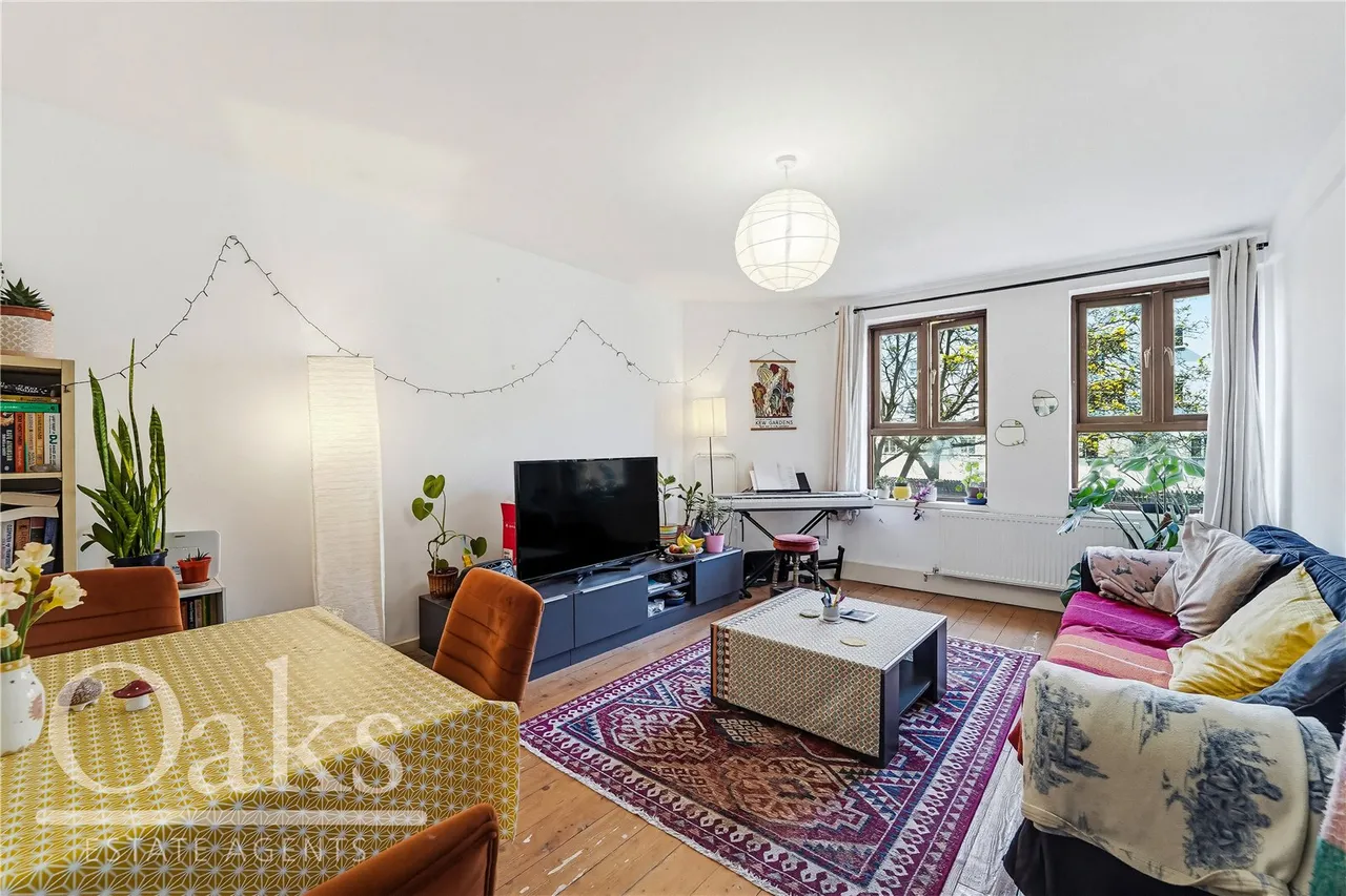 3 bed flat to rent, New Park Road, Brixton Hill, SW2