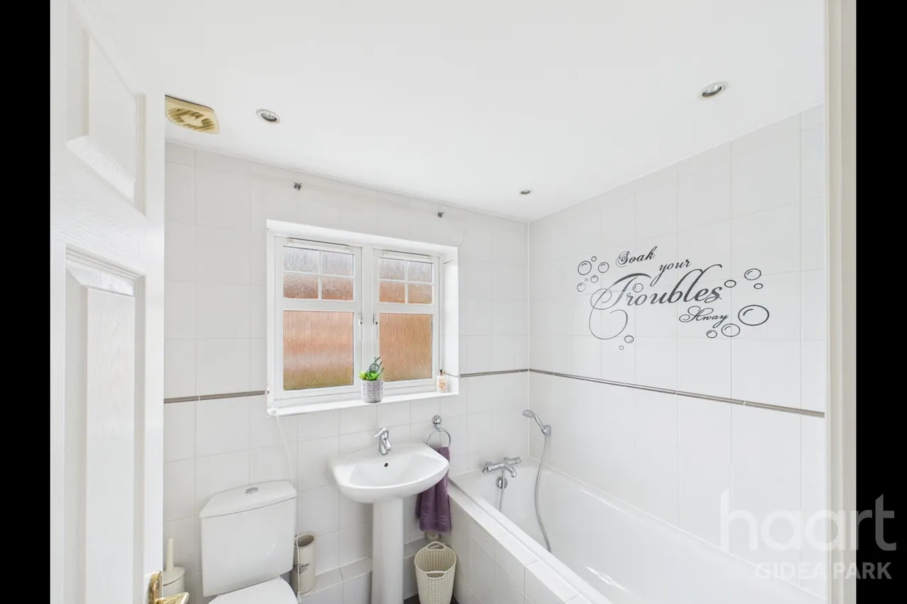 Oxford Close, Academy Fields Estate, RM2, photo 13