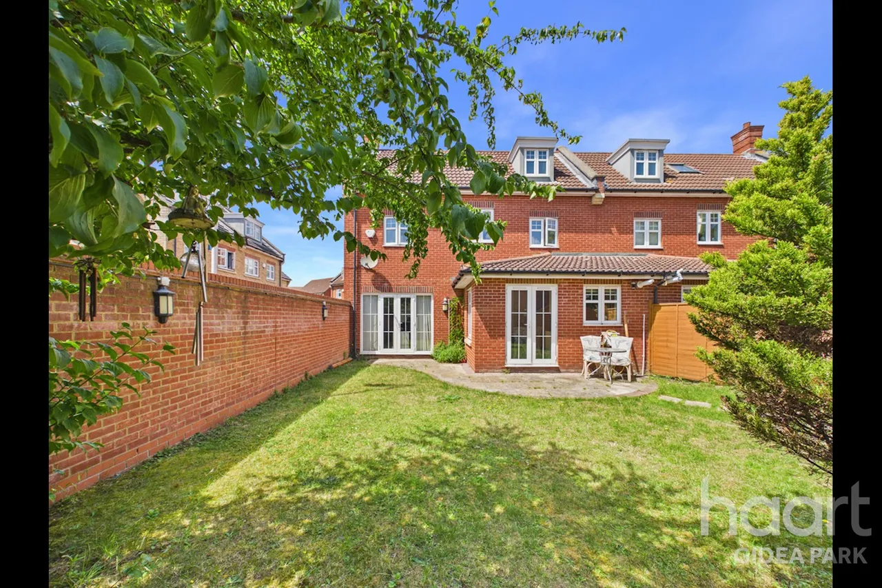 Oxford Close, Academy Fields Estate, RM2, photo 2