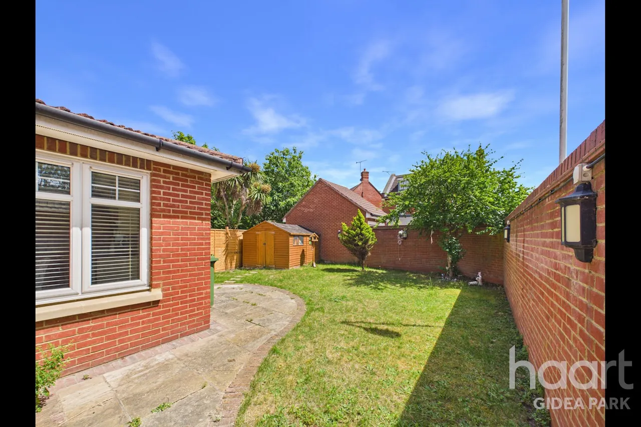 Oxford Close, Academy Fields Estate, RM2, photo 21
