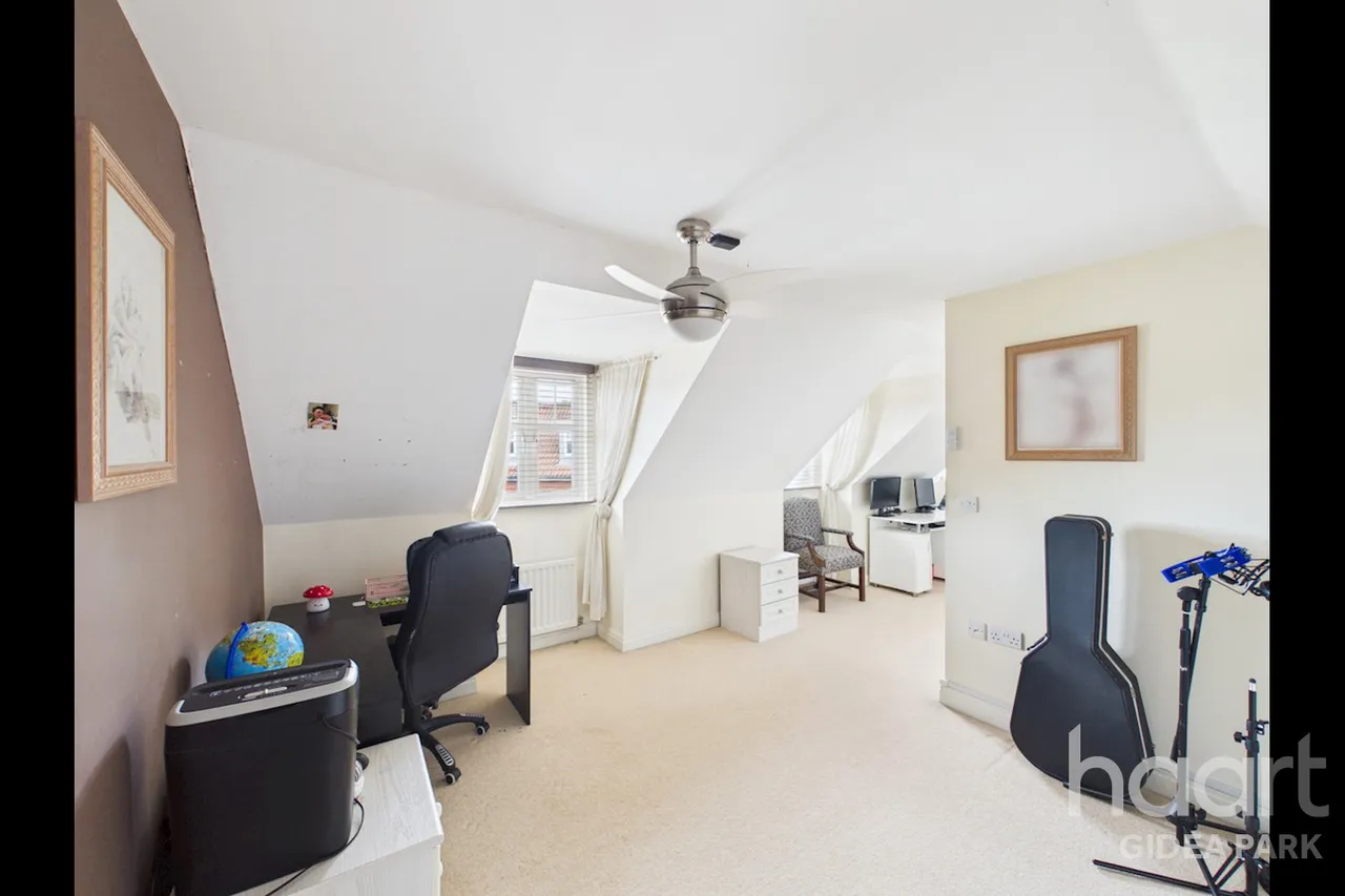 Oxford Close, Academy Fields Estate, RM2, photo 15