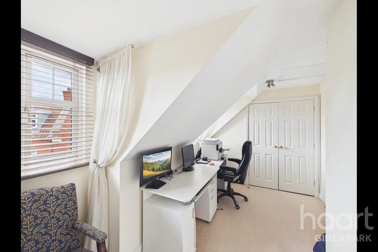 Oxford Close, Academy Fields Estate, RM2, photo 18