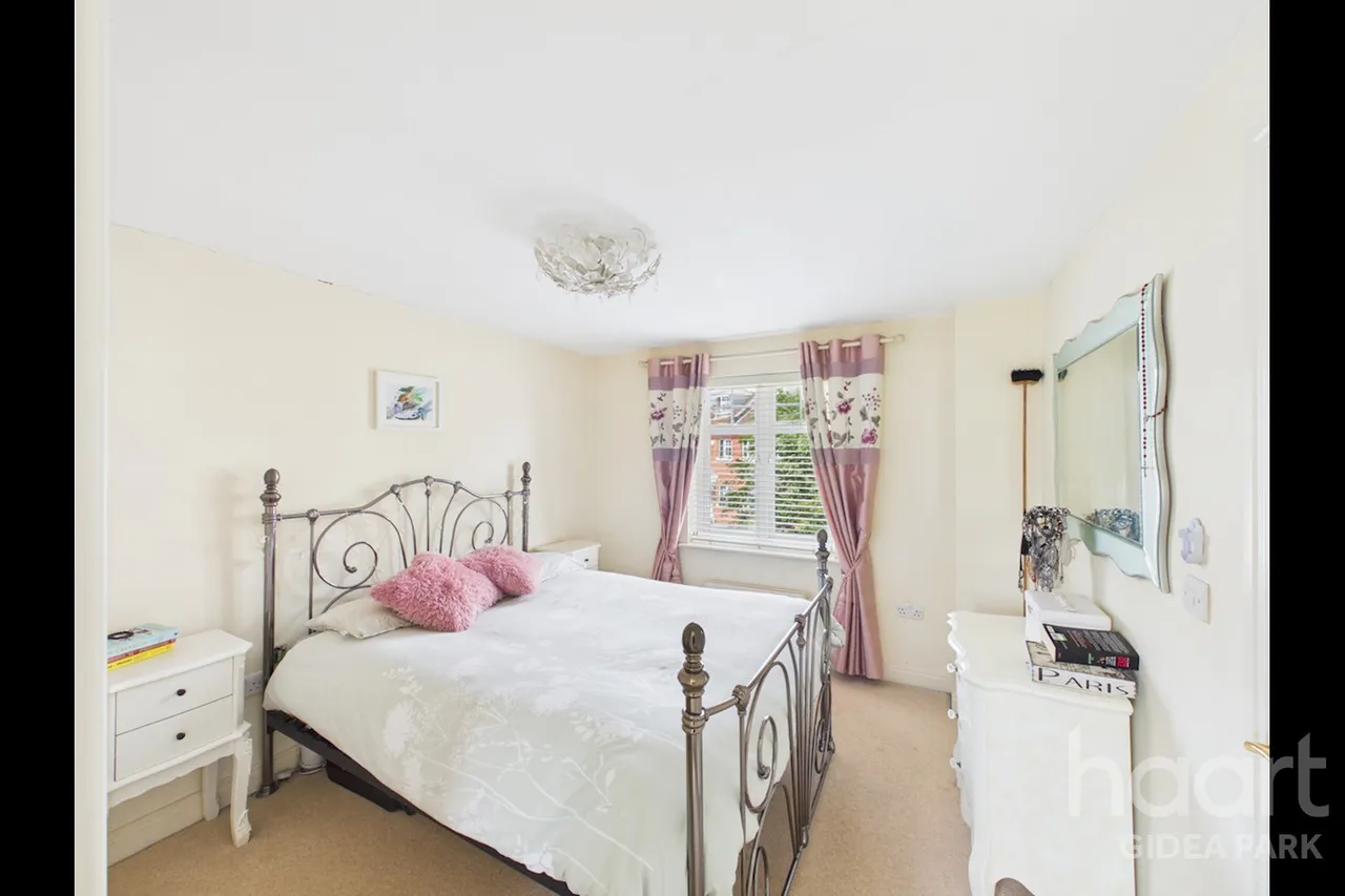 Oxford Close, Academy Fields Estate, RM2, photo 10