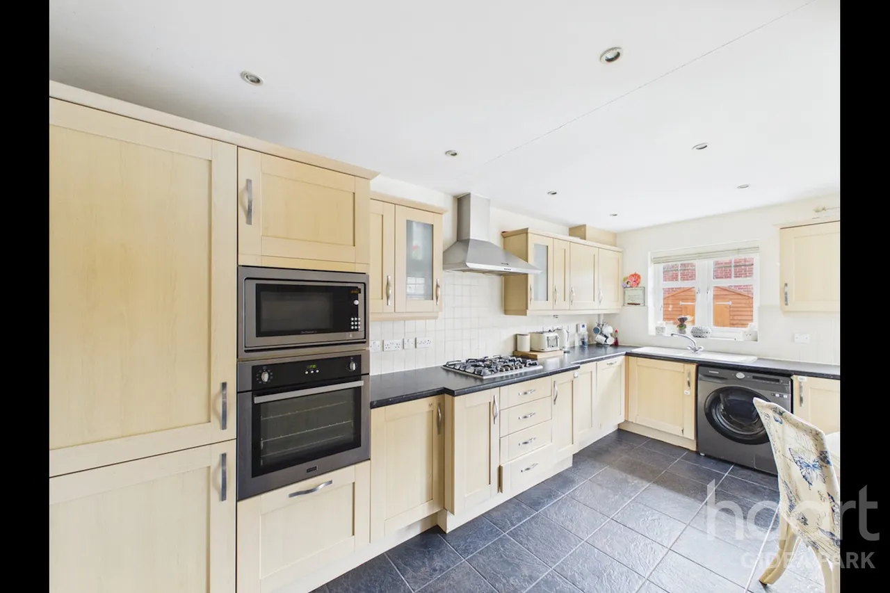 Oxford Close, Academy Fields Estate, RM2, photo 5