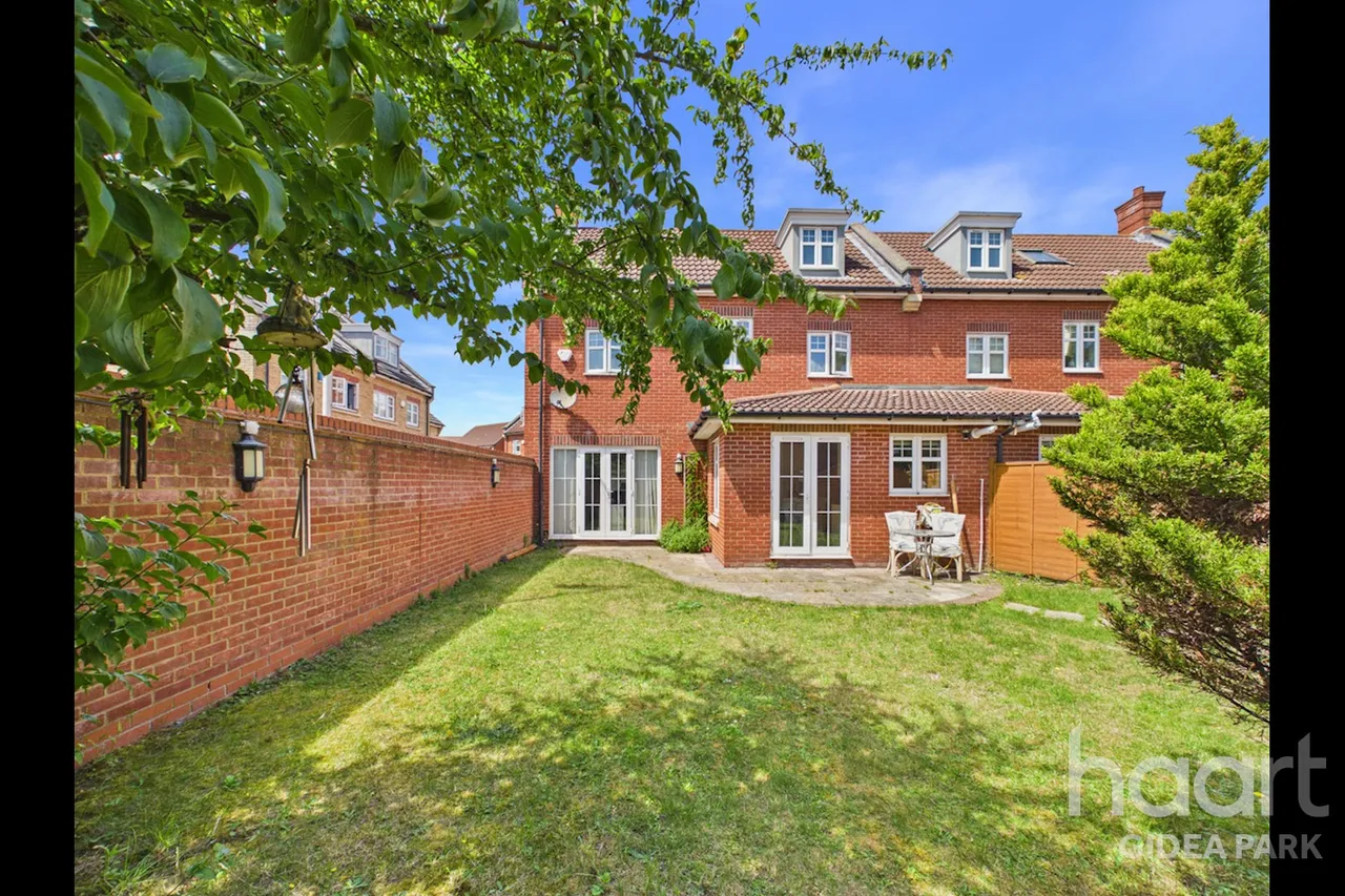 Oxford Close, Academy Fields Estate, RM2, photo 22