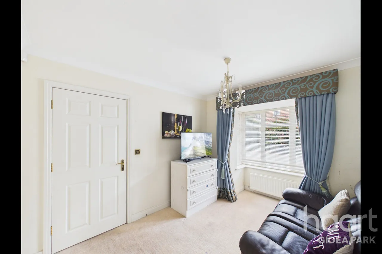 Oxford Close, Academy Fields Estate, RM2, photo 9