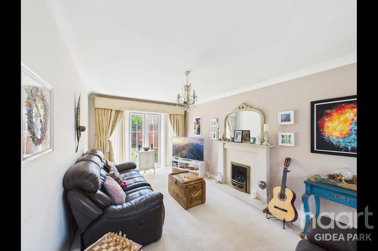 Oxford Close, Academy Fields Estate, RM2, photo 8