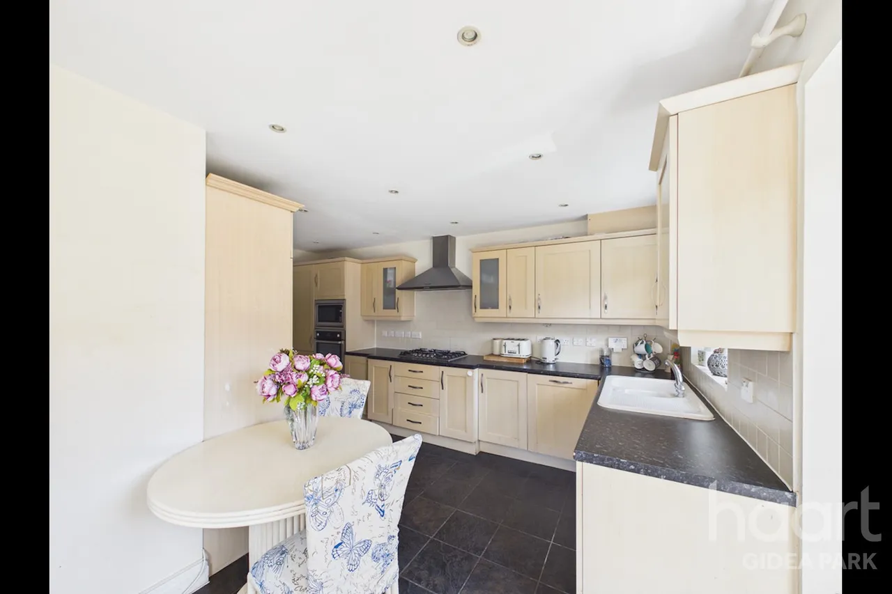 Oxford Close, Academy Fields Estate, RM2, photo 7