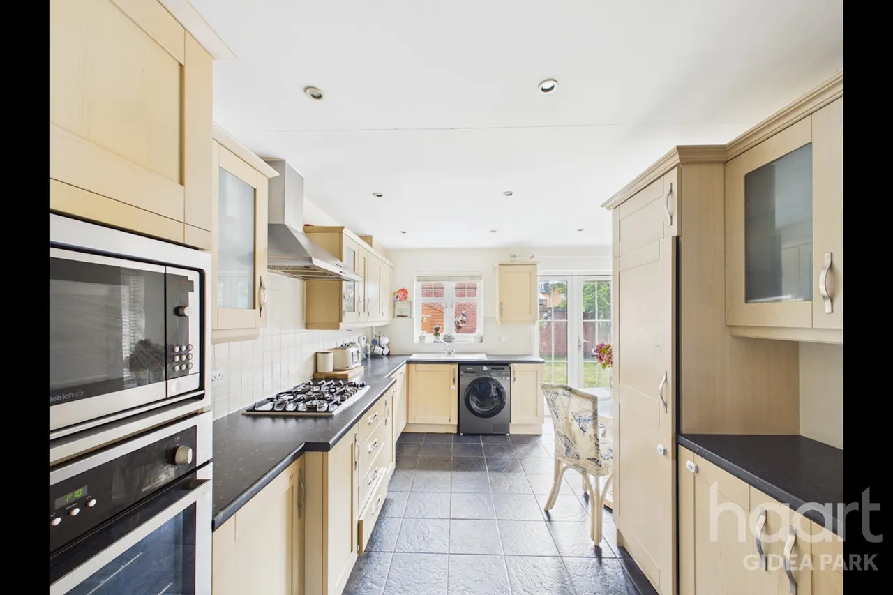 Oxford Close, Academy Fields Estate, RM2, photo 4