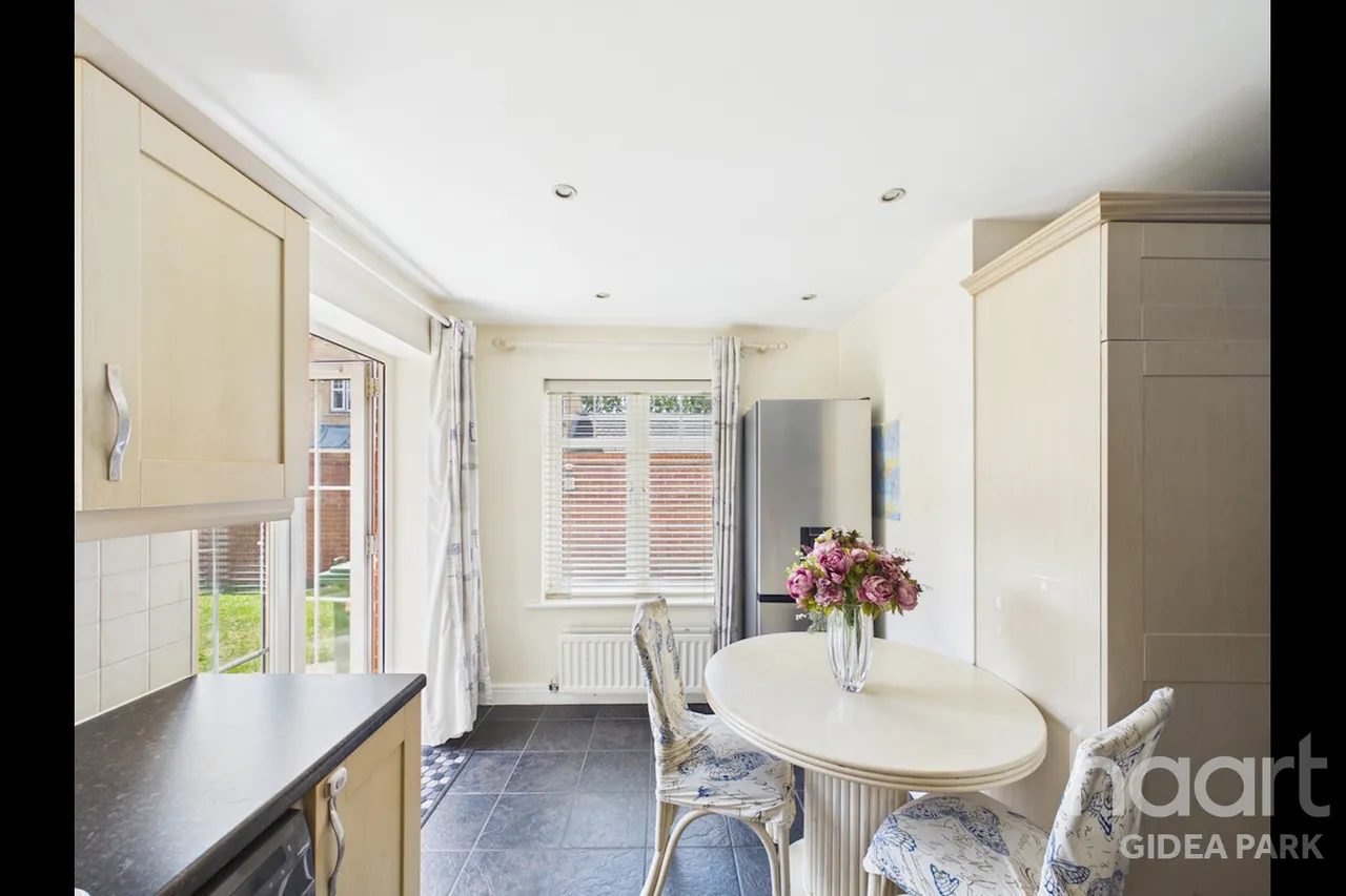 Oxford Close, Academy Fields Estate, RM2, photo 6