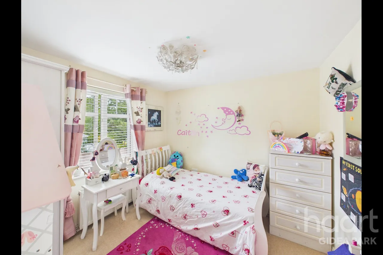 Oxford Close, Academy Fields Estate, RM2, photo 12