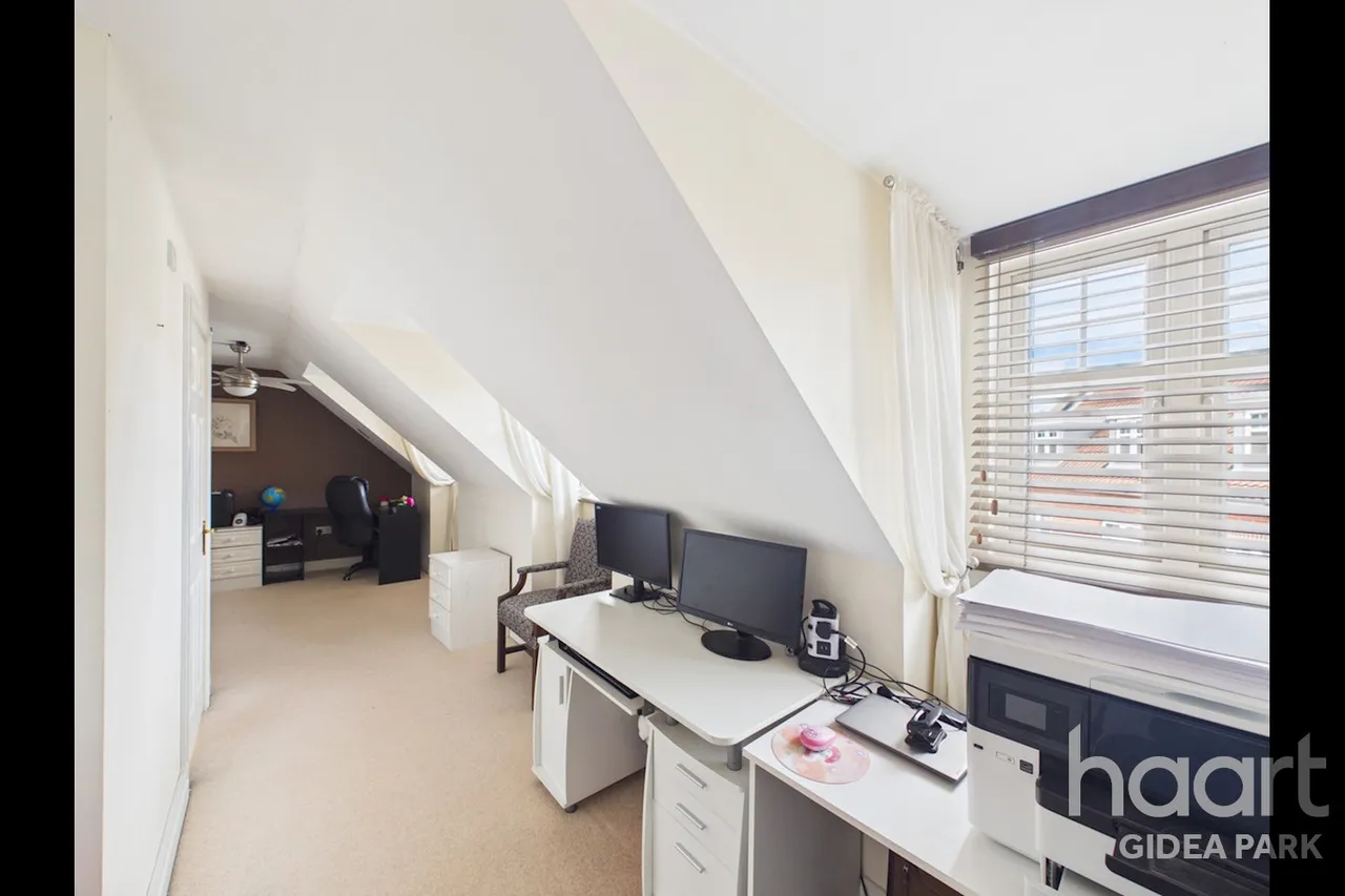 Oxford Close, Academy Fields Estate, RM2, photo 19