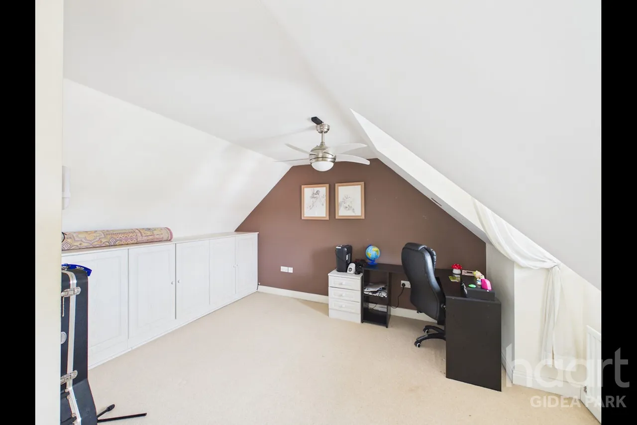 Oxford Close, Academy Fields Estate, RM2, photo 16