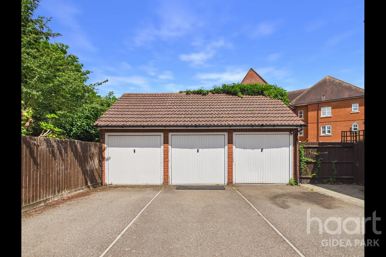 Oxford Close, Academy Fields Estate, RM2, photo 3