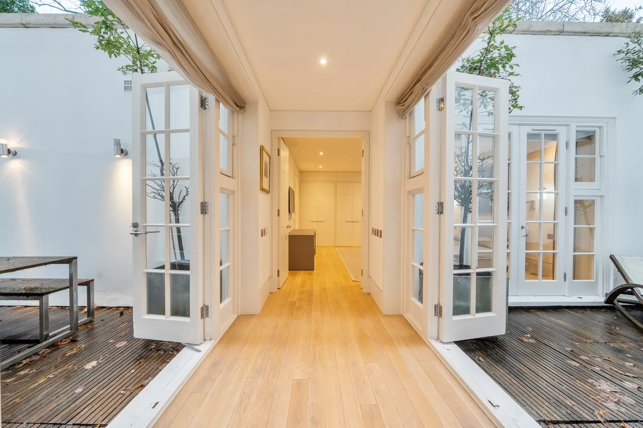 Duchess Of Bedfords Walk, London, W8, photo 4