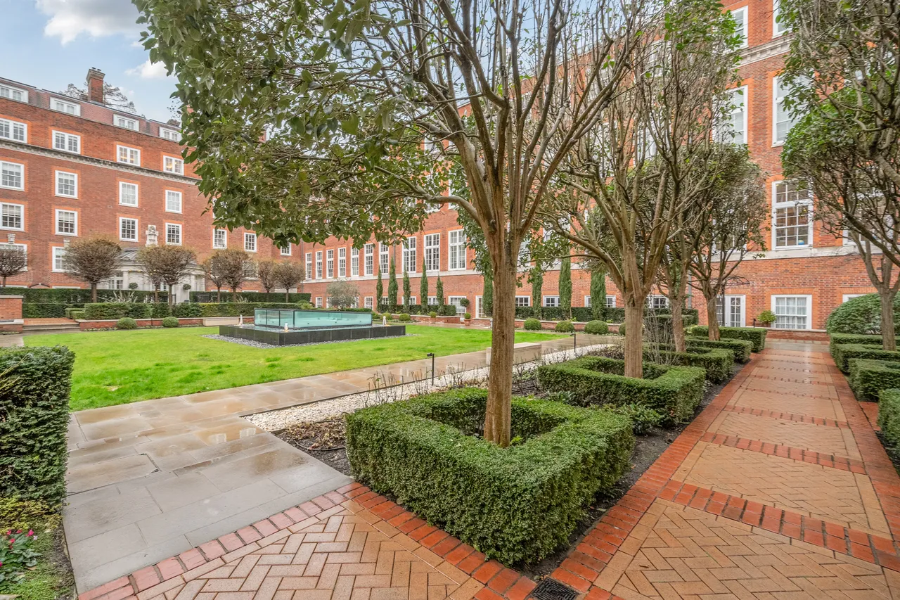 Duchess Of Bedfords Walk, London, W8, photo 5