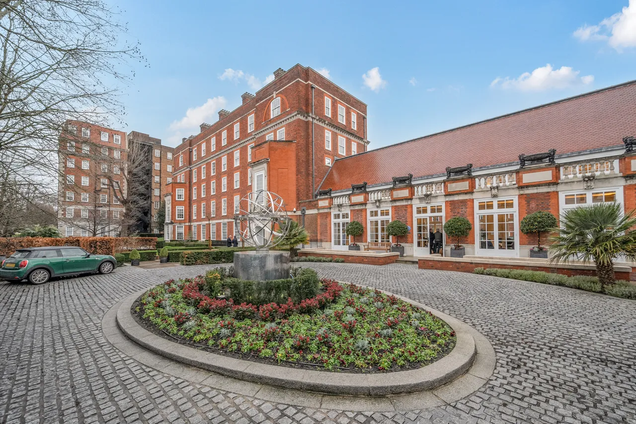 2 bed flat for sale — Duchess Of Bedfords Walk, London, W8