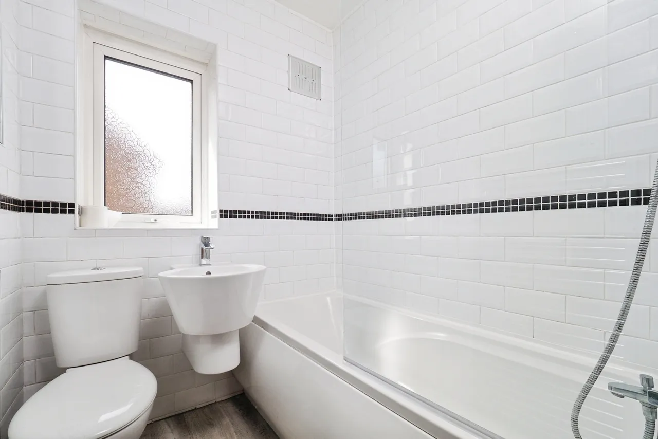 Fernwood Crescent, Wollaton, Nottingham, NG8, photo 3