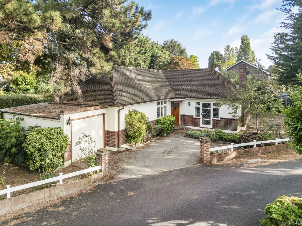 3 bed house for sale, Southern Pines Penton Hall Drive, Middlesex Staines-upon-Thames, TW18