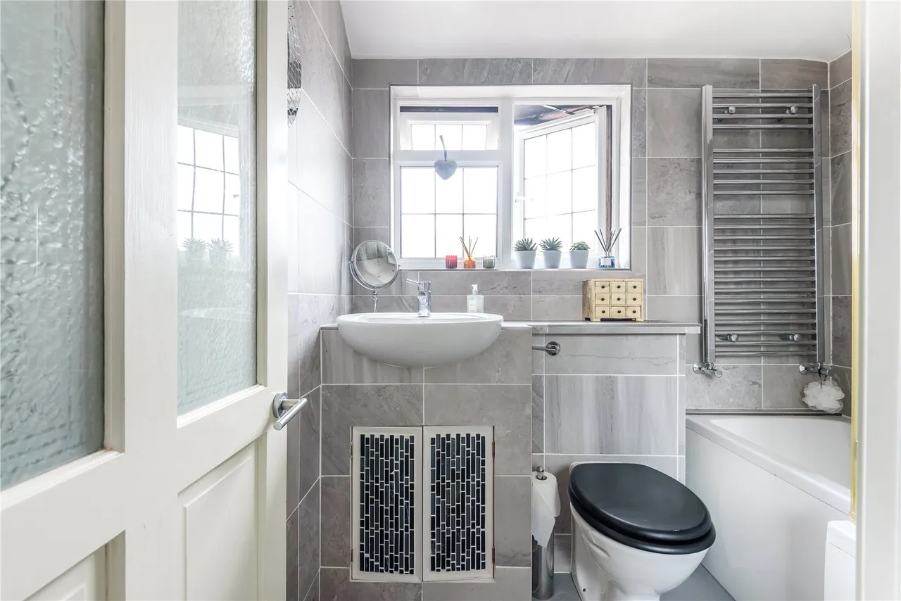 Cleveland Avenue, Hampton, TW12 2RD, photo 10